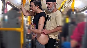 Nuttige Studentin bekommt öffentlich im Bus einen Cumshot