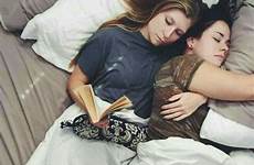 lgbt cuddling curious amazing variar dormindo lendo kuscheln angie evie girlfriends lesbische snuggle paare wattpad lesbianas hercampus