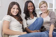 smiling vrouwen vrienden groep inter racial belles groupe amies sofa