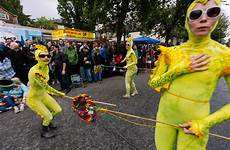 fremont solstice parade bike naked riders seattle body paint painting parades fair restart kick quirky off