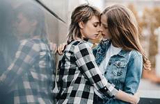 lesbiche che baciano lesbianas novias abbracciano hugging giovani bisexual aperto coppie lesbiens lesbisch utomhus lesbiska unga kyssande kramar som abrazan