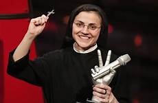 cristina suor scuccia nonne freira nun gewinnt sor singing mediatico fenomeno suora italienische christina parabola ecco pronta itália voz ganadora