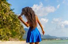 plage fille adolescente jupe noire bleue seascape