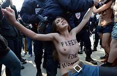 femen topless protester jihad protesters activist demonstrieren go phun tunisia protests nudo seno
