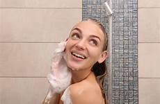 kvinna härlig tar ung duschen