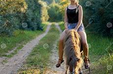 pony horse paard meisje langs rijdt