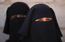 muslim women burkas wear why niqabs do
