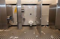 toilet restrooms umum restroom pintu hati tertutup alasan selalu celah sepenuhnya tidak ada bakteri benda kuman buang ingin sarang ke