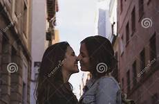 kussen aantrekkelijk lesbisch jong glimlachen straat attractive smiling