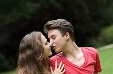 adolescente kussen romantische jonge coppie baciare romantico giovane delle pares romántico besarse besa madre grass park