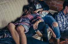 sofa slapen jonge partij gedronken vrienden