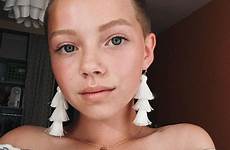 buzz shaved teen girl girls head cut heads hair headshave buzzcut instagram beautiful frauen buzzed short gemerkt von rasierte