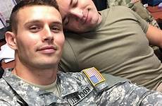 military hot militares guapos hombres cops soldados uniforms uniforme hommes lgbt chicos gays muscle mecs besándose sexis soldaten hombre militaire