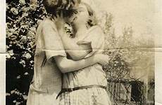 lesbianism photographs lgbt kissed illustrate portraits loves paare schwarzweiß weibliche yeah queer ain