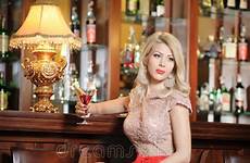 blonde stool legs elegante naakte vestido barkruk beautiful rode aantrekkelijke vrouw short biondo lunghi rosso nudo attraente bionda sullo siedono