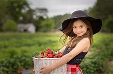 genie leigh photography strawberry choose board picking