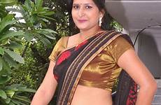 aunty saree hot indian navel khushboo show actress kushboo mallu aunties spicy desi south kushbu stills bollywood sexy iduppu near