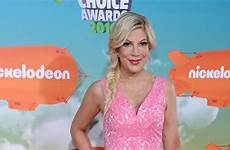 mom tori spelling lesbian 200g hubby owe reportedly nearly plays foxnews