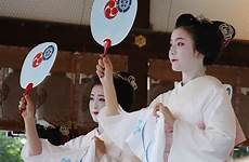 japanese culture geisha history japan fans facts dancing still do uchiwa matsuri gion festival tokyo travelers should know
