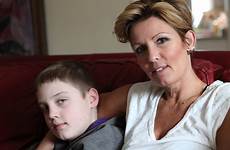 mom son school boy vaccination unvaccinated sends furious chickenpox after schools