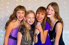 filles heureuses karaoke chantant
