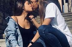 lesbianas besándose kissing pride girlfriends lesbiens