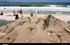 copacabana janeiro frauen sunbathing brasilien sandskulpturen sonnen