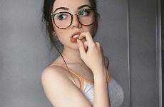 lentes sexys guapas gafas sexis hermosas imitar sola posar lecciones pasadas relaciones meninas garotas rosto transparentes bom maymac gartic namethatporn