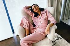 gadot gaya leaked gara kritik tuai sederhana cuitan kontroversial aktris israel tampil mempesona sleepwear celebmafia scandalplanet