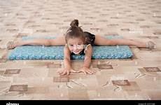 girl little leg split doing floor alamy gymnast gymnastics stretch stretching stock high sport photography