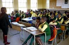 overcrowded classrooms afrika scholen crowded overladen klaslokalen gezicht augustus zuid gemeenschappelijk nog compulsory chisholm zui conversation