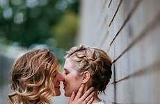 lesbische lgbt lesbianas hochzeit lesben liebe hochzeitsfotografie kissing schwul fotografieren brautpaar lesbienne heiraten muslim lace küssend tenue mariage sexing coats
