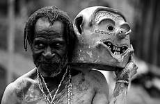 asaro guinea papua mud tribe mudmen world man tribes languages most people sentinelese poiana mask pintupi masks mudman tribal country