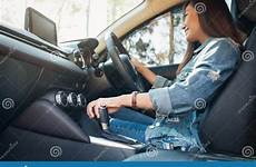 shifting female guida femmina conducente sposta leva automatica mentre closeup durante