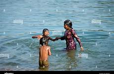 fluss schwimmen indien bathing betwa orchha mumbai riviere