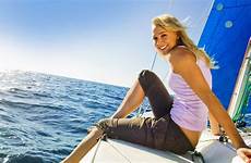 chicks boat jacht sailboat usmiech lato kobieta morze 1856 blondynka kairos