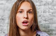 jonge tiener meisje donkerbruine muurachtergrond droogt