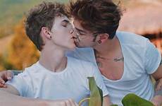 lgbt gays parejas cristobal pesce cuddles jaramillo pareja wattpad bromance homo gayy queer garotos pride