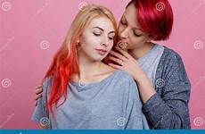 lesbiennes caressent deux meisjes embrassent elkaar strelen twee doucement roze zacht lesbische omhelzen