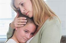 moms hate hugging umarmt kleines trauriges umarmen mending hug bemannen seiner