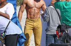 efron zac shirtless niro robert baywatch grandpa dirty set contest movie flex stunt off body popsugar confirmed rated will amazing