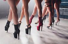 striptease dancer spogliarello tacchi giovane scarpe palco muove