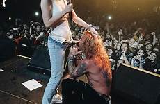 bella thorne sun mod her star she onstage gave his article underneath saucy crowds flash legs then top steamy performance