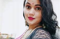 aunty cleavages saree curves bhojpuri