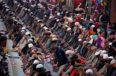 sufi muslims praying umat srinagar extremists kashmir ismail