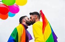 baciano kissing balloons parade gays parata coppie giovani sulla