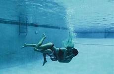 couple cute pool underwater swimming kiss love goals relationship couples romantic water under discover kisses fotos uploaded user saved