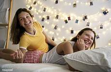 bed roommate zodiak cocok lying cama acostadas rawpixel