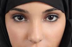 arabe visage arabic arabian écharpe beauty saoudien posant plage