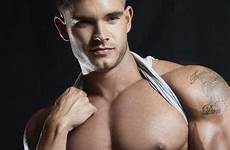 hunks muscular bodybuilder hommes wayne colin musculosos cleft shivers